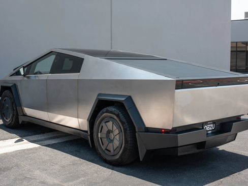 Used 2025 Tesla Cybertruck AWD Crew Cab image 30