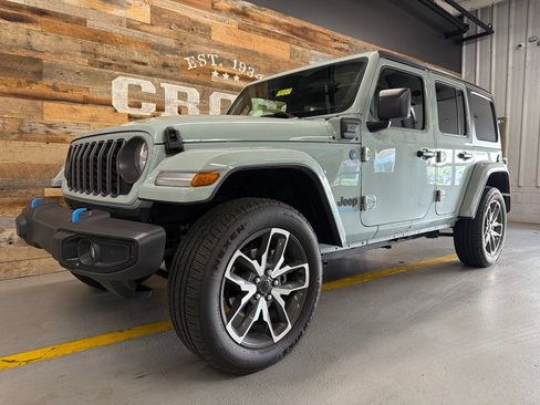 Used 2024 Jeep Wrangler Unlimited AWD/4WD image 2