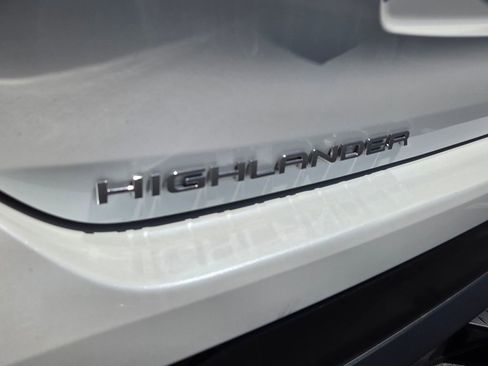 Certified 2024 Toyota Highlander XLE FWD image 6