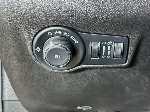 Used 2022 Jeep Compass Latitude FWD image 17