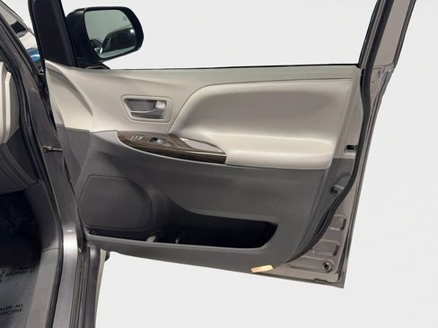 Used 2020 Toyota Sienna XLE image 27