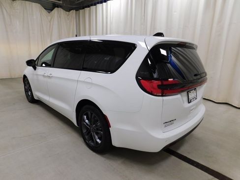 New 2026 Chrysler Pacifica Select image 17