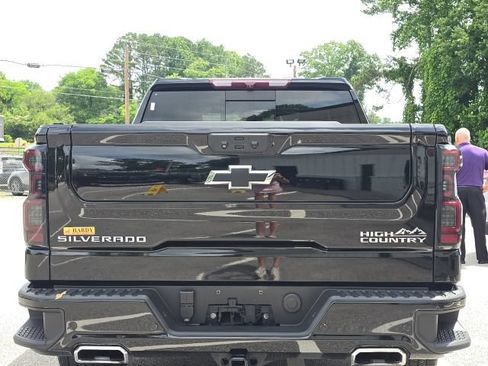 Used 2022 Chevrolet Silverado 1500 High Country w/ High Country Premium Package AWD/4WD image 4
