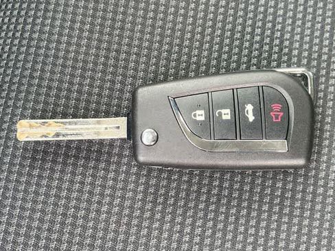 Used 2021 Toyota RAV4 LE FWD image 21