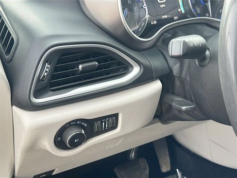 Used 2022 Chrysler Pacifica Touring-L image 10