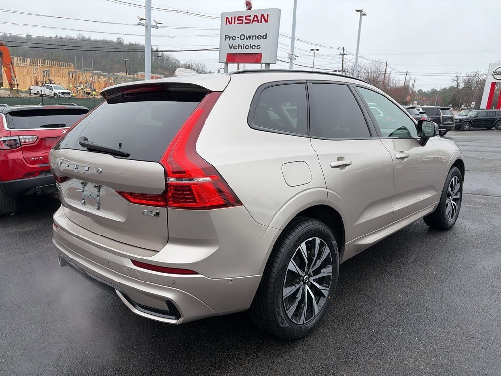 Used 2025 Volvo XC60 B5 Plus AWD/4WD image 4