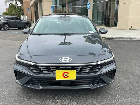 New 2025 Hyundai Elantra Limited image 3