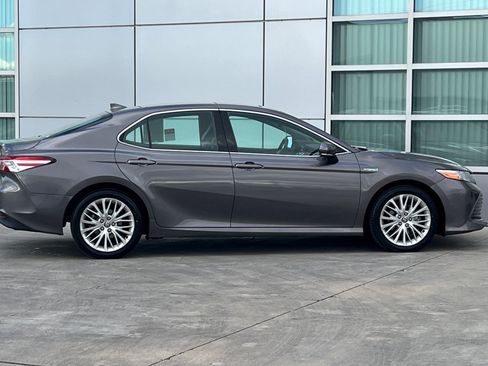 Used 2020 Toyota Camry XLE w/ Sunroof Package image 3