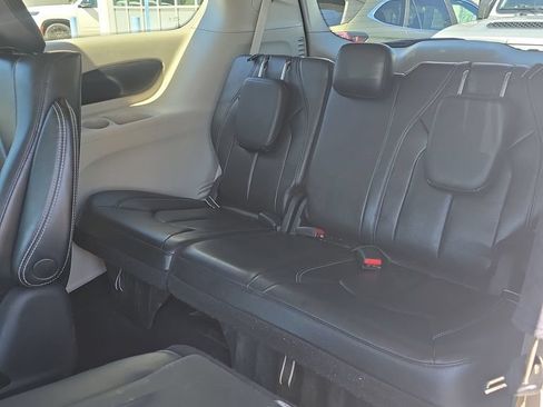 Used 2022 Chrysler Pacifica Touring-L FWD image 16