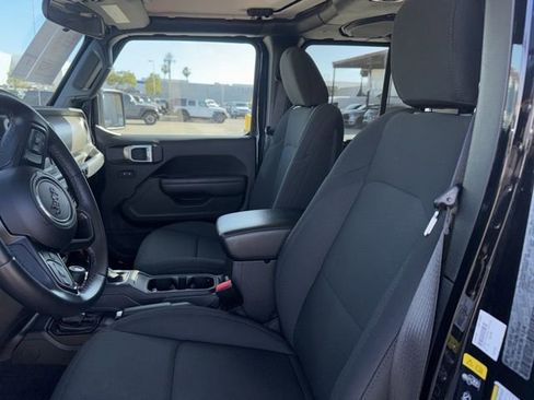 Used 2022 Jeep Gladiator Willys image 9