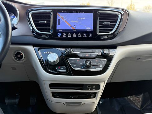 Used 2017 Chrysler Pacifica Touring-L Plus w/ Tire & Wheel Group image 30