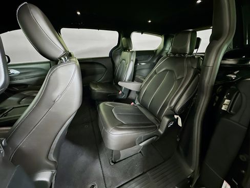 Used 2023 Chrysler Pacifica Touring-L w/ S Appearance Package FWD image 26