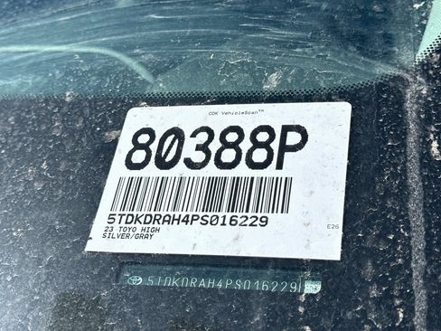 Used 2023 Toyota Highlander XLE FWD image 3