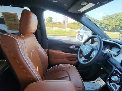 Used 2024 Chrysler Pacifica Pinnacle w/ Trailer Tow Group image 13