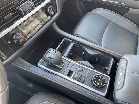 Used 2025 Nissan Pathfinder SL image 21