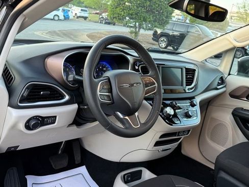 Used 2023 Chrysler Voyager LX FWD image 15