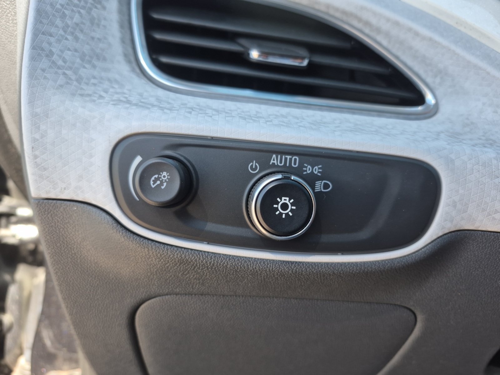 Used 2017 Chevrolet Bolt LT FWD image 34