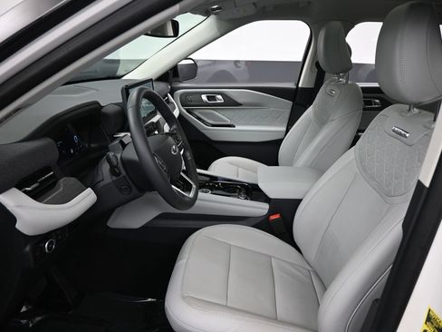 Used 2025 Ford Explorer Platinum w/ Ultimate Package AWD/4WD image 9