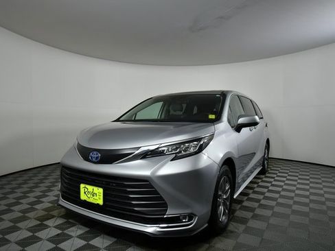 Used 2021 Toyota Sienna XLE image 6