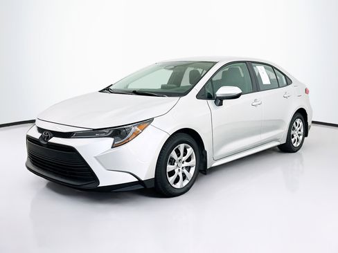 Used 2025 Toyota Corolla LE image 3