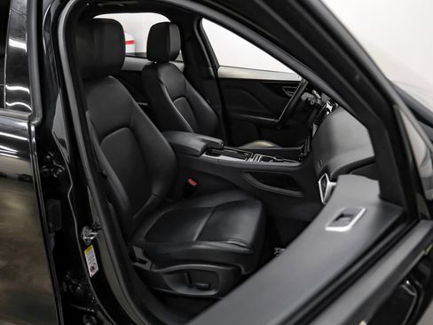 Used 2018 Jaguar F-PACE Premium image 27