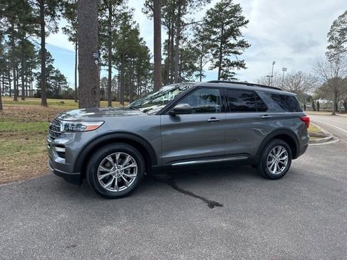 Used 2022 Ford Explorer XLT w/ Equipment Group 202A image 6