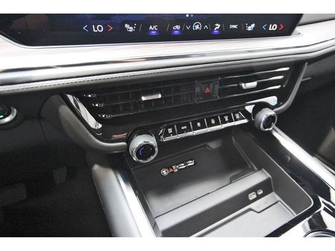 Used 2025 Chevrolet Suburban Z71 AWD/4WD image 25