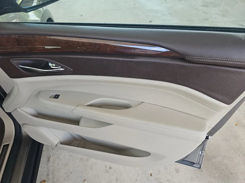 Used 2011 Cadillac SRX Luxury image 17