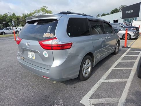 Used 2015 Toyota Sienna LE FWD image 2