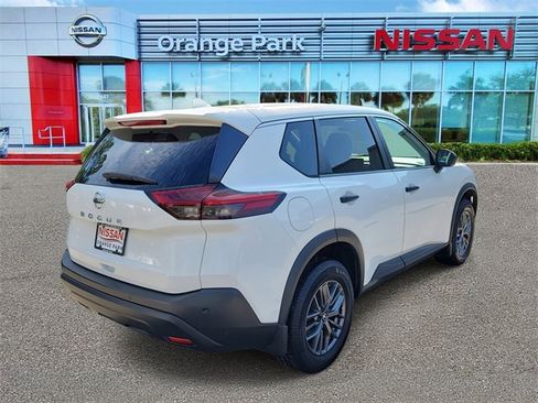 Used 2021 Nissan Rogue S image 2