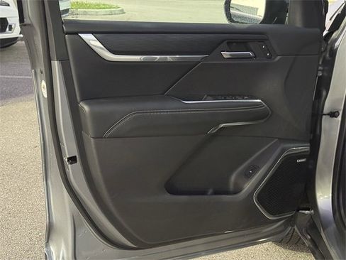 Used 2025 GMC Acadia Elevation image 33