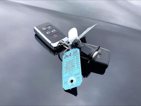 Used 2025 Land Rover Discovery Dynamic SE image 12