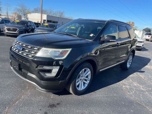Used 2017 Ford Explorer XLT image 2