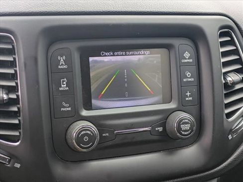 Used 2018 Jeep Compass Latitude image 15