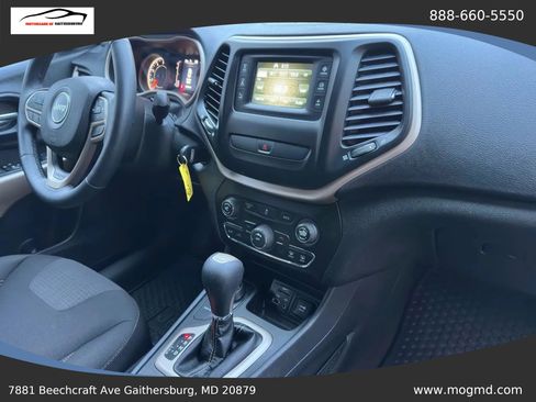 Used 2017 Jeep Cherokee Latitude w/ Cold Weather Group AWD/4WD image 17