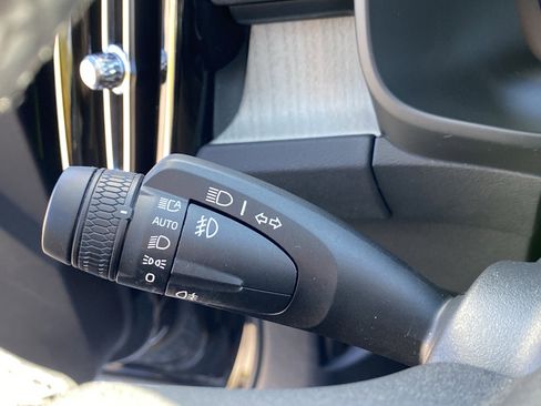 Used 2025 Volvo XC40 B5 Core image 33