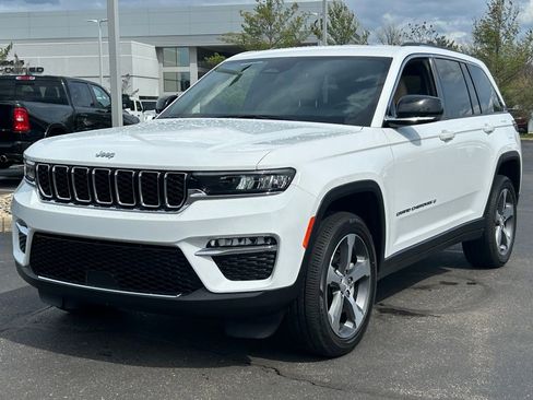 Certified 2023 Jeep Grand Cherokee Limited w/ Trailer Tow Prep Group (B) AWD/4WD image 3