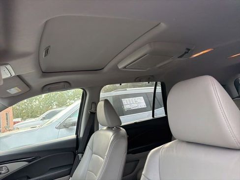 Used 2019 Honda Pilot Touring image 2