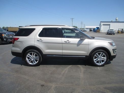 Used 2017 Ford Explorer XLT w/ Equipment Group 202A AWD/4WD image 4