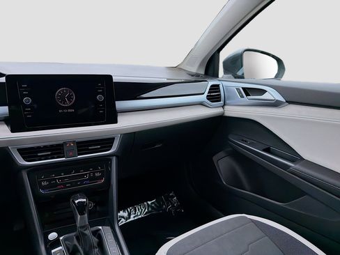 Certified 2025 Volkswagen Taos SE image 21