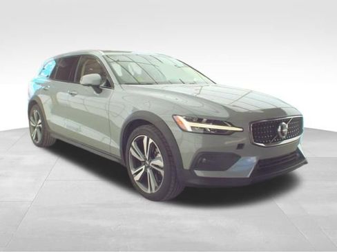 Used 2025 Volvo V60 B5 Cross Country Plus AWD/4WD image 4
