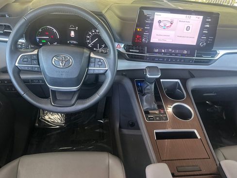 Used 2023 Toyota Sienna XLE FWD image 16
