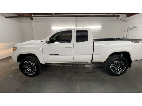 Used 2016 Toyota Tacoma TRD Sport image 5