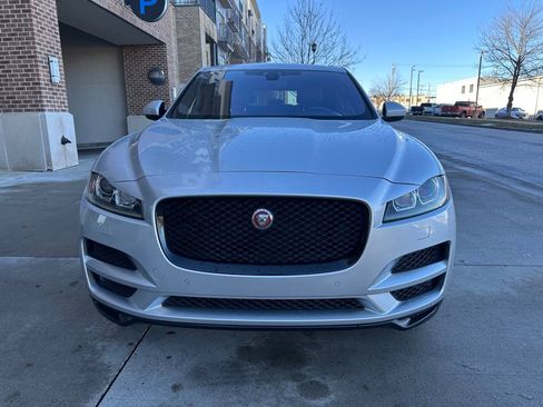 Used 2019 Jaguar F-PACE Premium image 2