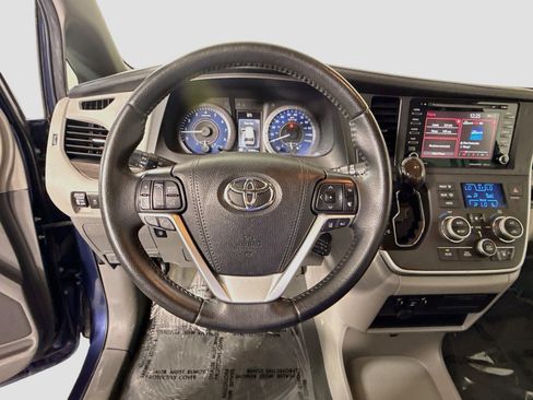 Used 2020 Toyota Sienna XLE FWD image 13