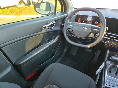 New 2026 Kia Sportage LX image 9