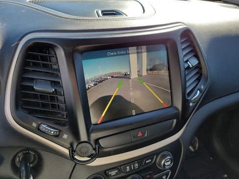 Used 2017 Jeep Cherokee Latitude w/ Cold Weather Group image 28