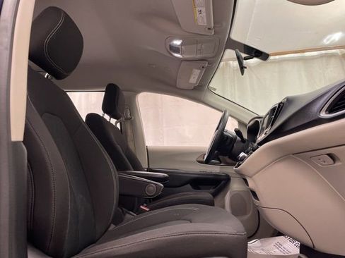 Used 2020 Chrysler Voyager LX image 11