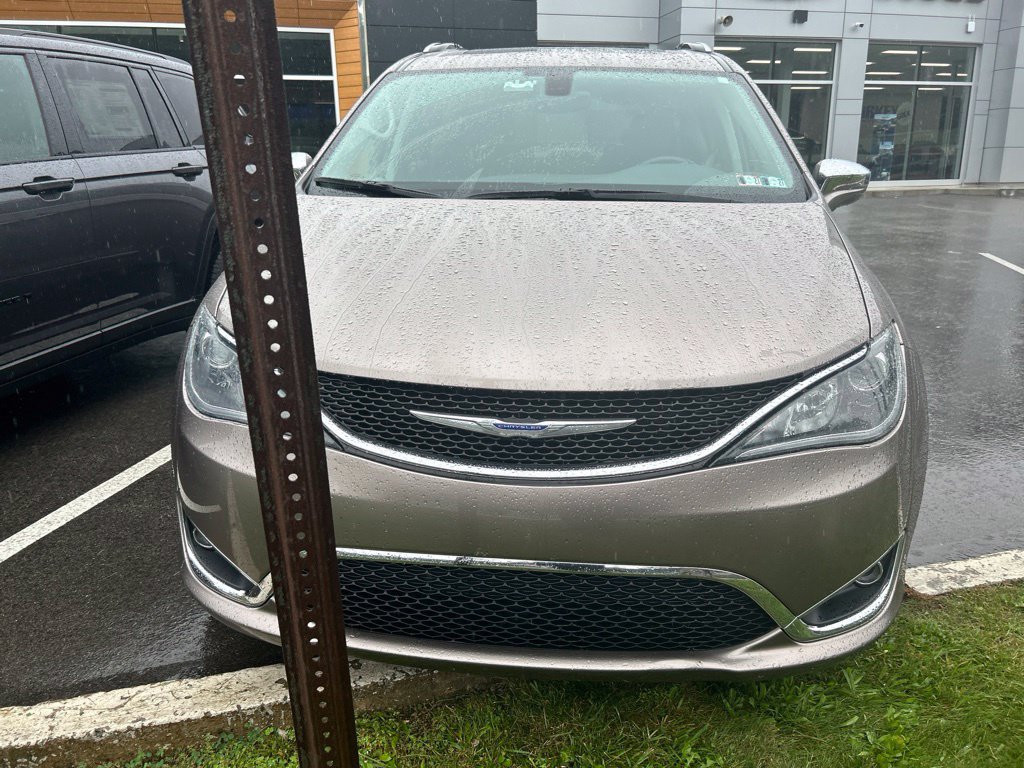 Used 2018 Chrysler Pacifica Limited w/ Tire & Wheel Group FWD image 7