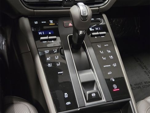 Used 2025 Porsche Macan image 24